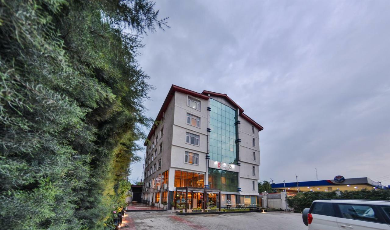 Batra Hotels And Residences Srīnagar Exterior foto