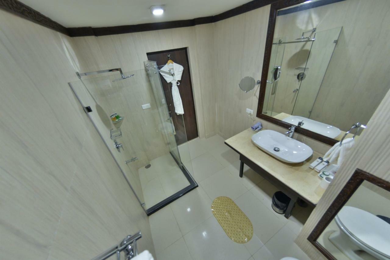 Batra Hotels And Residences Srīnagar Exterior foto